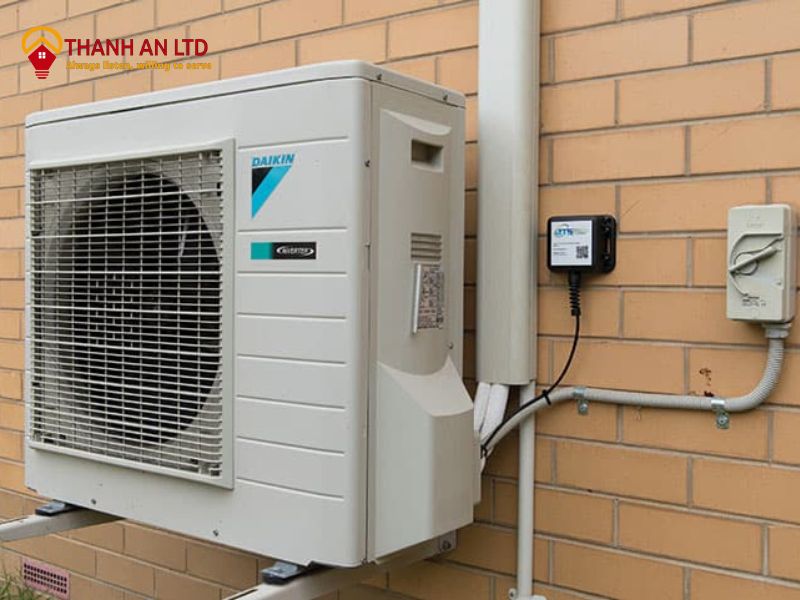 Dàn Nóng Điều Hoà Multi – S Daikin MKC70SVMV được lắp đặt trong sân nhà